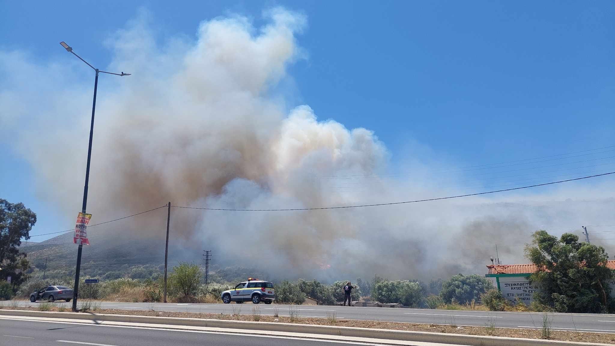 Φωτιά στον Κουβαρά Κερατέας κοντά σε κατοικημένη περιοχή 